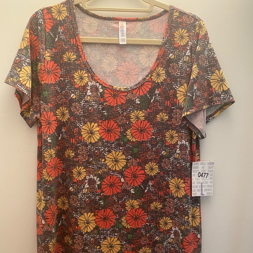 🍁LuLaRoe NWT Daisy Classic T  (L)
